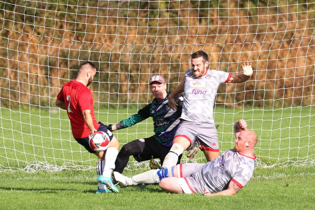 Seagull (red) v Gosham. Picture by Kevin Shipp