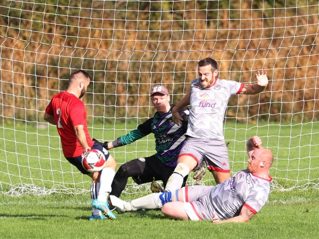 Seagull (red) v Gosham. Picture by Kevin Shipp