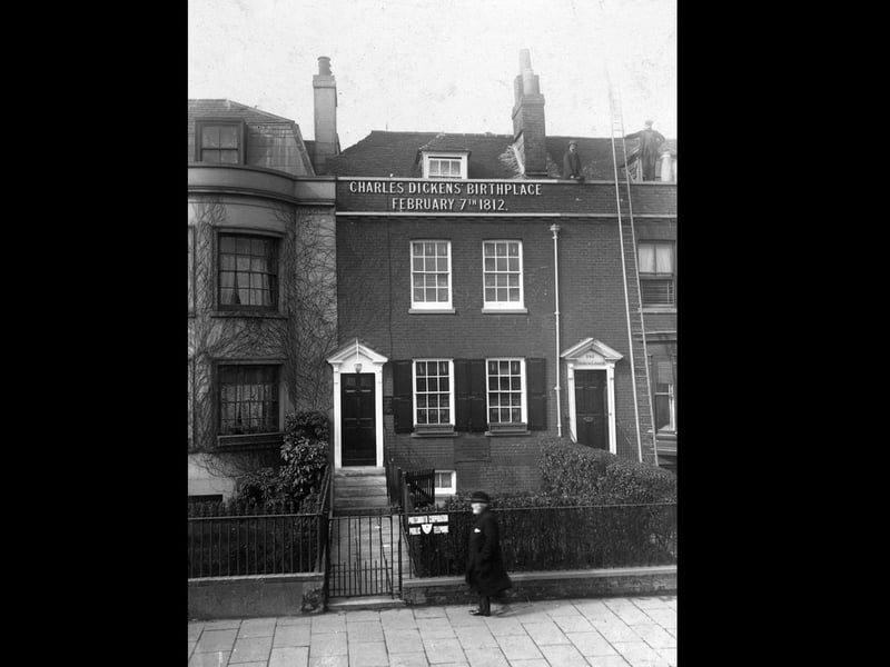 circa 1904:  A house with a sign reading 'Charles Dickens Birthplace February 7th 1812', which is in Landport, Portsmouth.  (Photo by Hulton Archive/Getty Images)