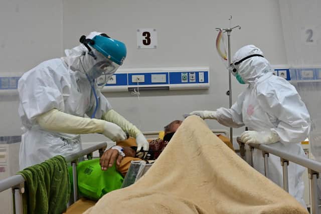 Nurses tend to a coronavirus patient.
Photo by ADEK BERRY/AFP via Getty Images)