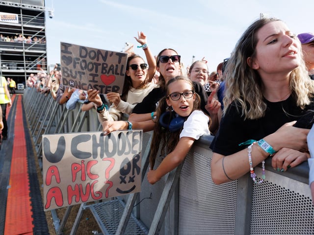 Pictured: The Crowds singing with Louis Tomlinson Picture: Marcin Jedrysiak