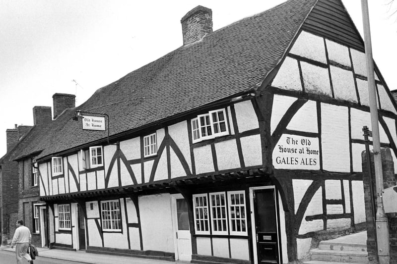 Old House at Home in Havant, 1988. The News PP4812