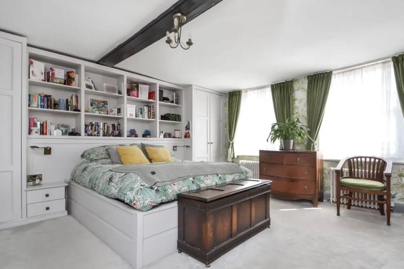 This home is in a desirable area of Portsmouth and it is a stone's throw from Gunwharf Quays and the dockyard.