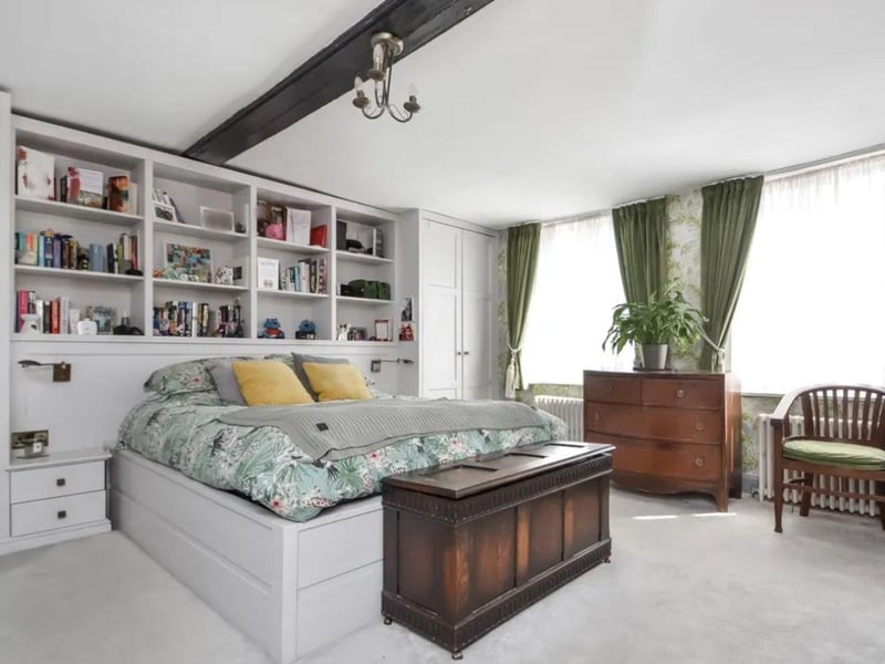 This home is in a desirable area of Portsmouth and it is a stone's throw from Gunwharf Quays and the dockyard.