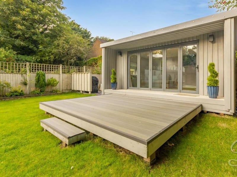 At the far end of the back garden is this summer house. A nice place to relax or, potentially, an office.