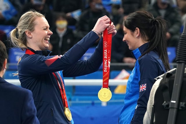 Vicky Wright presents the gold medal to Eve Muirhead