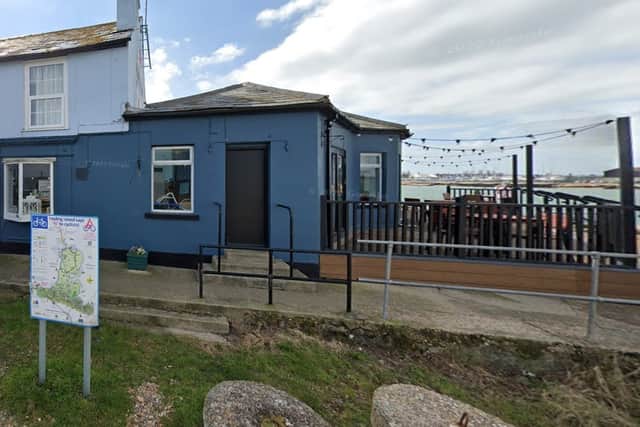 The Ferryboat Inn is situated directly next to the sea and it is a popular spot with locals. 