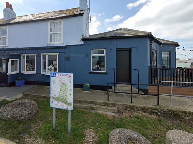 The Ferryboat Inn is situated directly next to the sea and it is a popular spot with locals. There are outside tables for people wanting to make the most of the sunny weather and the menu consists of pub favourites.