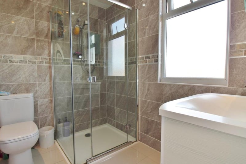 This property is also close to College Park Infant School and Mayfield School.