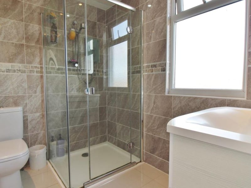 This property is also close to College Park Infant School and Mayfield School.