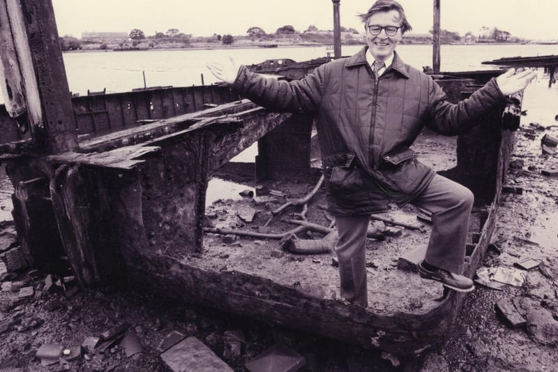 Eric Walker atop the rusting hulk of a historical floating bridge at Gosport which he says should be preserved, 1993. The News PP4760