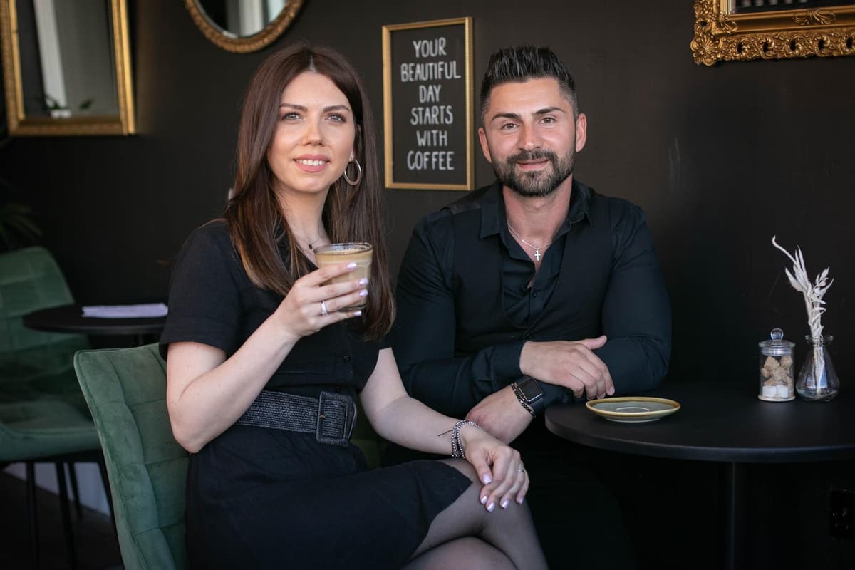Barista care a venit la Portsmouth din România cu 300 de lire sterline în buzunar deschide The Coffee House alături de soția sa