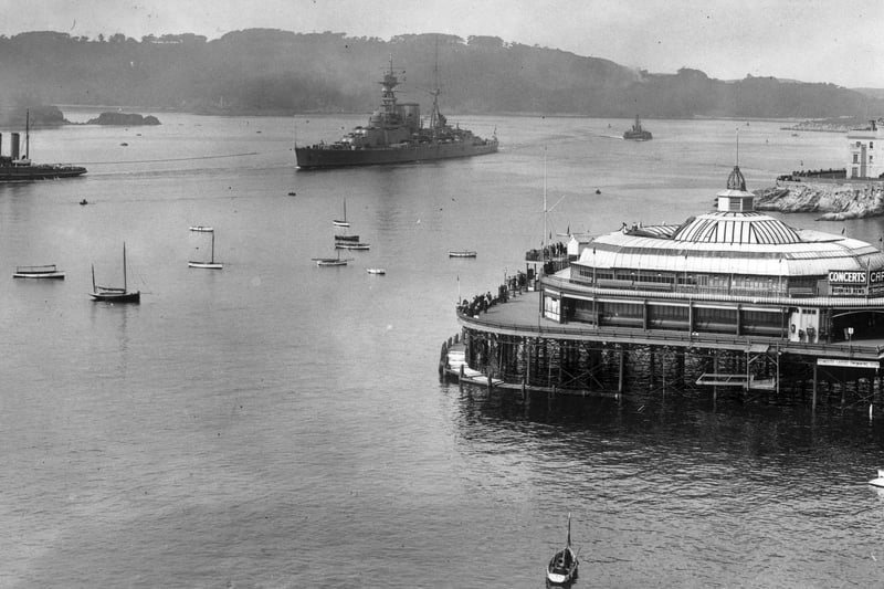 August 1922:  Battleship HMS Hood leaving Plymouth passes the pier.  (Photo by Gill/Topical Press Agency/Getty Images)