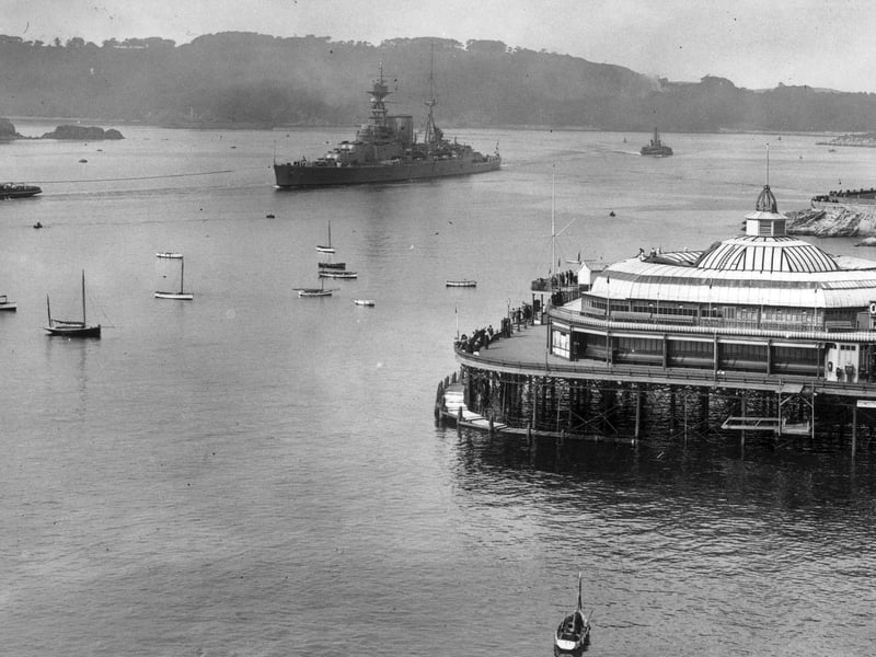 August 1922:  Battleship HMS Hood leaving Plymouth passes the pier.  (Photo by Gill/Topical Press Agency/Getty Images)