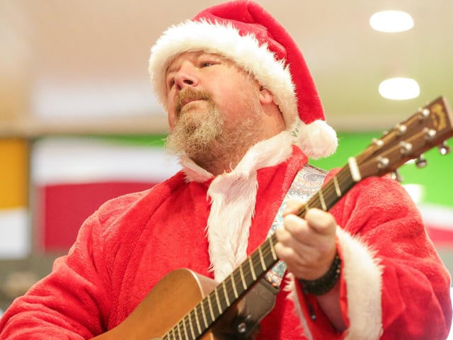 Festive guitarist in ukulele band. Port Solent Christmas Market, Portsmouth
Picture: Chris Moorhouse (071224-20)