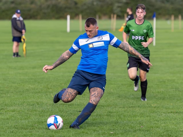 Bulldog (blue) v Portsmouth Parks. Picture: Mike Cooter