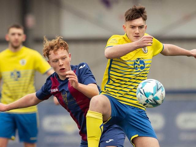 US Portsmouth (maroon/blue) v Locks Heath. Picture: Keith Woodland