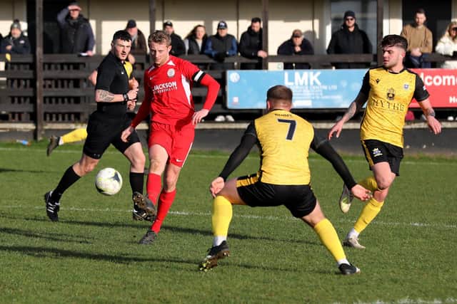 Horndean skipper Ash Howes plays a pass.
Picture: Sam Stephenson.
