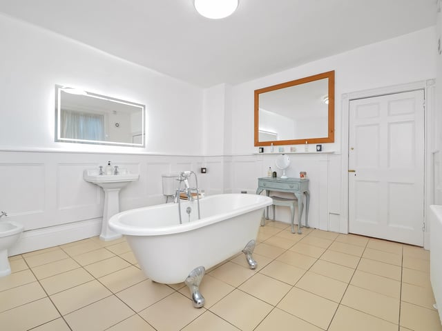 55 Broad Street, Old Portsmouth, Hampshire
Guide Price ~ £825,000 ~ Freehold