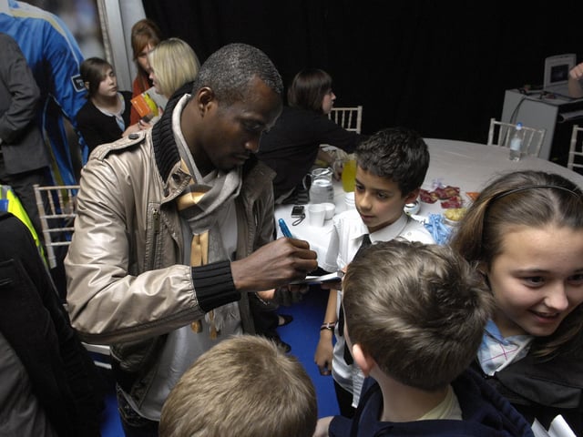 John Utaka signs autographs in 2008.