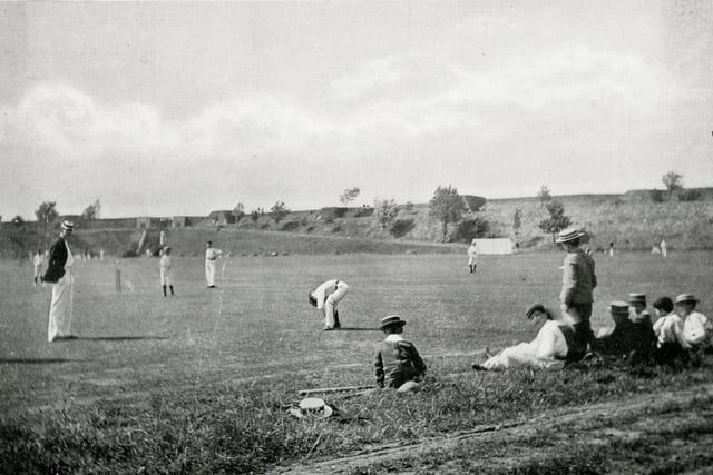 Cricket on the field Cricket on the school playing field, Hilsea in the early 20th c (Portsmouth Grammar School archive).