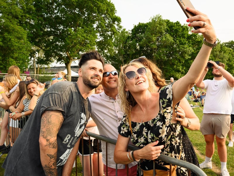 Ben Haenow with festival goers (170621-434)