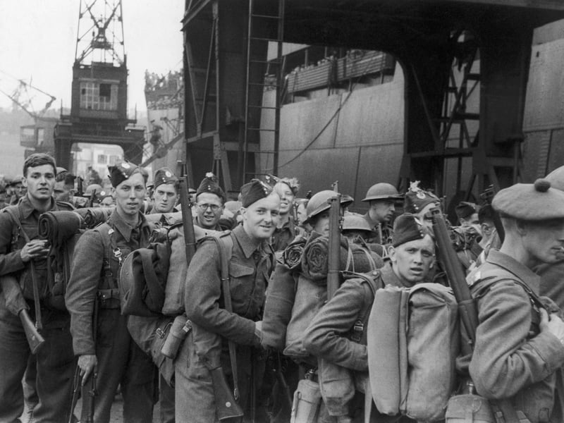 Members of the British Expeditionary Force (BEF) withdraw to England during the Dunkirk evacuation, 26th May-4th June 1940. (Photo by Fox Photos/Hulton Archive/Getty Images)