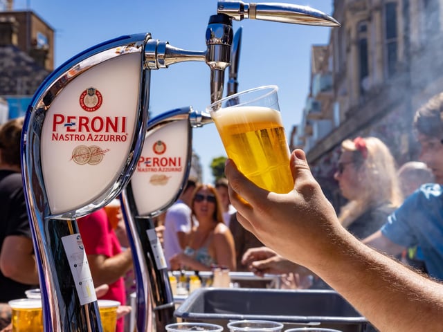 Thirsty crowds at the Southsea Food Festival. Picture: Mike Cooter (160722)