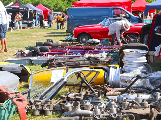 Stands at the Beaulieu Spring Autojumble