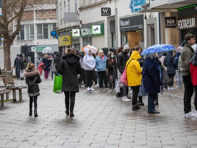Pictured: Shoppers queue in Commercial Road during Covid-19 pandemic restrictions.

Picture: Habibur Rahman