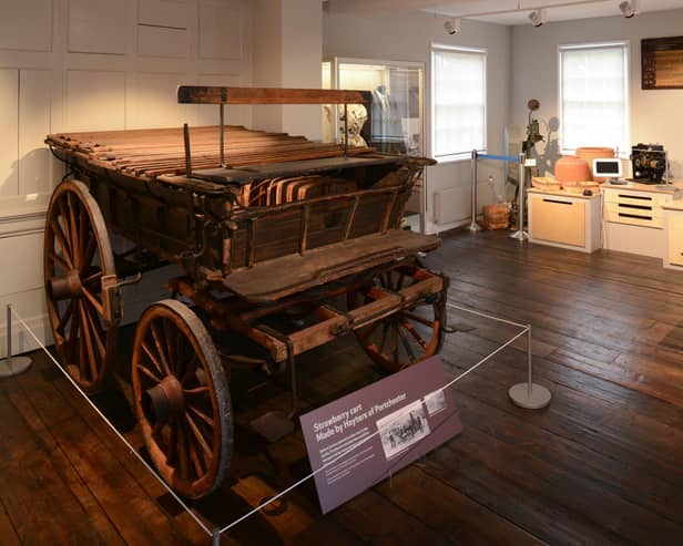 Westbury Manor Museum , Strawberry Cart
