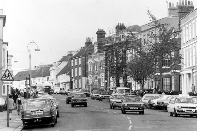 A  busy Fareham High Street on November 30 1983. The News PP3171
