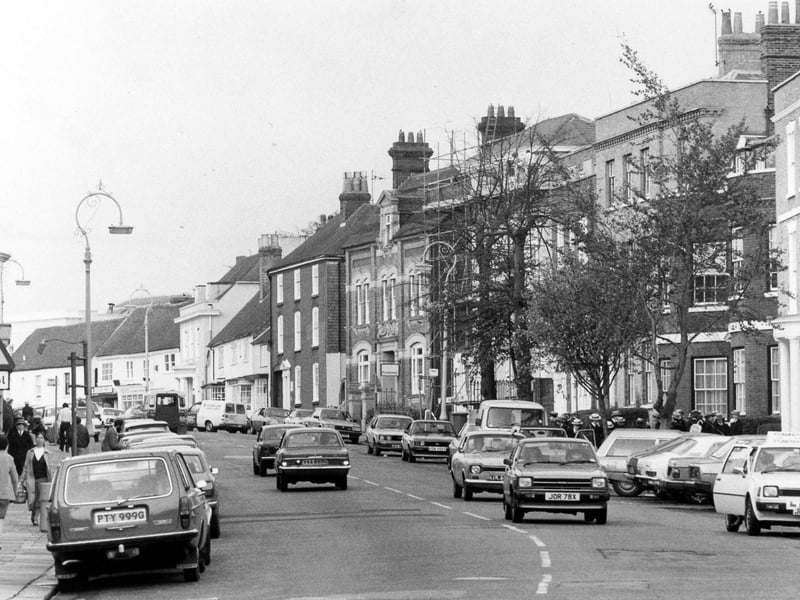 A  busy Fareham High Street on November 30 1983. The News PP3171