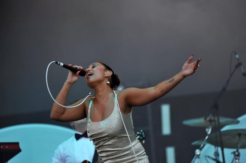Raye performing on the Common Stage on Friday, August 2023.