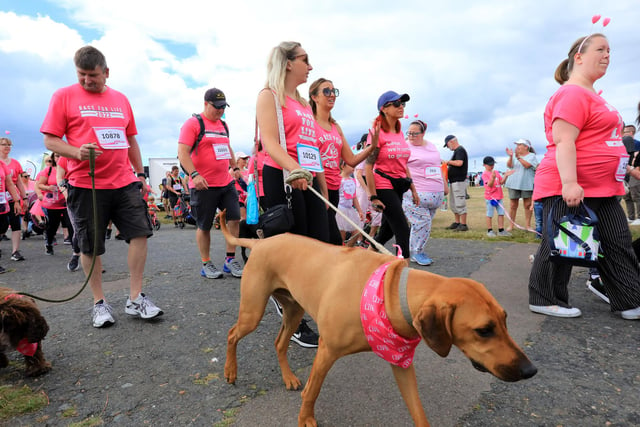 3K and 5K start. Race For Life, Southsea Common. Picture: Chris Moorhouse (jpns 030722-69).