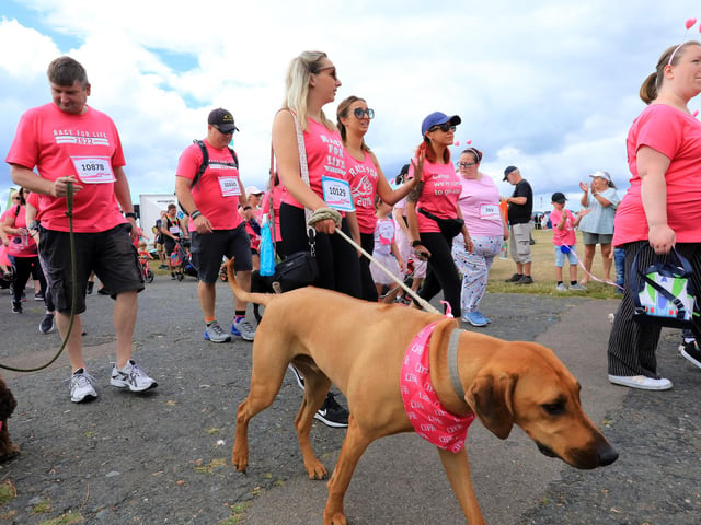 3K and 5K start. Race For Life, Southsea Common. Picture: Chris Moorhouse (jpns 030722-69).