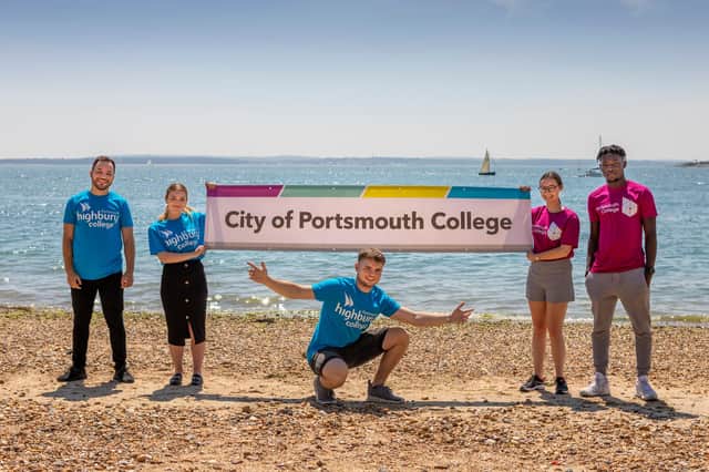 Students from Highbury and Portsmouth Colleges together as students of the newly formed City of Portsmouth College.
Photograph by Christopher Ison ©