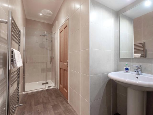 Apartment - shower room.
