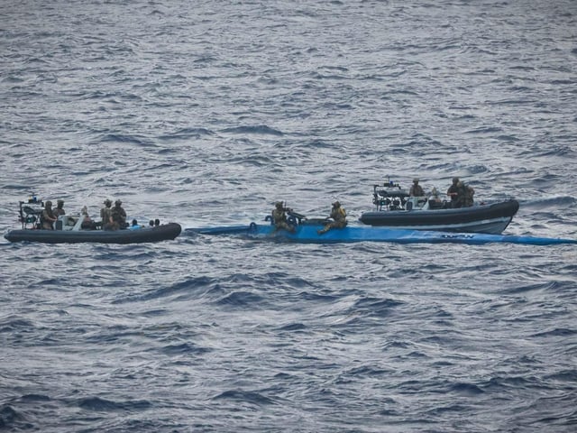 Portsmouth-based warship HMS Trent has seized £160m of cocaine from a submarine in the Caribbean Sea.
