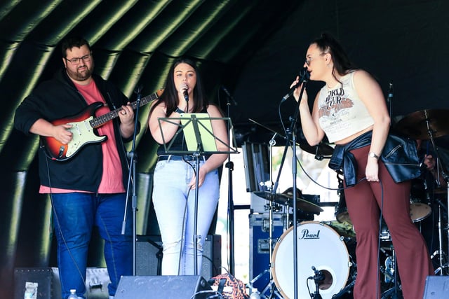 New Groove Roots on stage at the Paulsgrove and Wymering Carnival (jpns 250622-29)