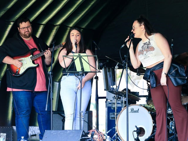 New Groove Roots on stage at the Paulsgrove and Wymering Carnival (jpns 250622-29)