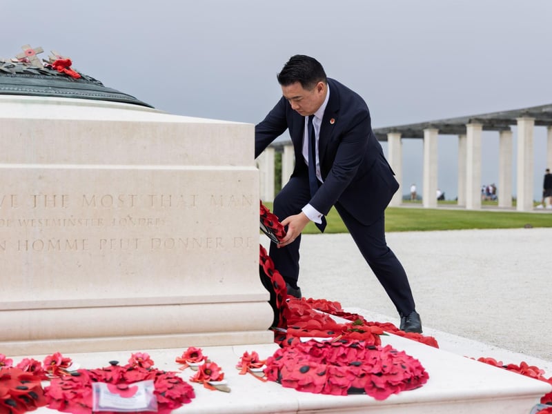Alan Mak MP lays a wreath at the Normandy War Memorial