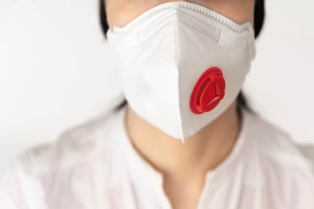 Many people who don’t like face masks have opted for plastic face shields or masks with valves, making it easier to breathe (Photo: Shutterstock)