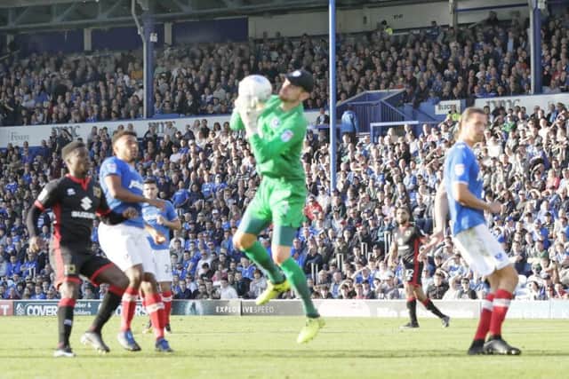 Luke McGee gathers the ball. Picture: Barry Zee