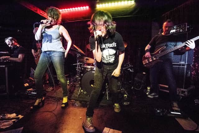 Senser performing live