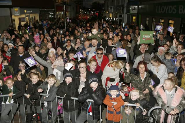 22/11/17   Crowds waiting for the lights to be switched on.Cosham Christmas Lights Swtich on at Cosham, Portmouth.Picture : Habibur Rahman