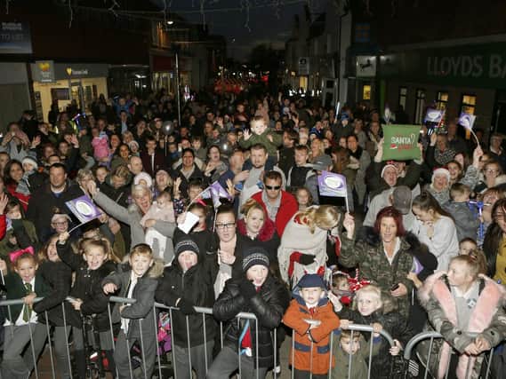 22/11/17   
Crowds waiting for the lights to be switched on.
Cosham Christmas Lights Swtich on at Cosham, Portmouth.

Picture : Habibur Rahman