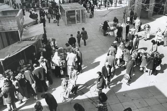 The packed market in Tricorn