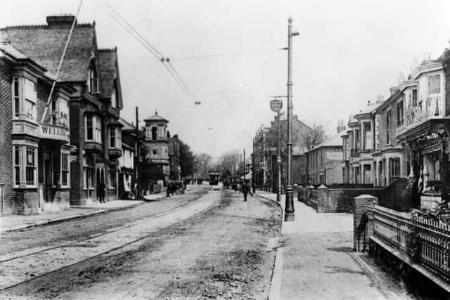With the Wellington Inn on the left we are in London Road, Waterlooville in the 1920s. Photo: Barry Cox collection.