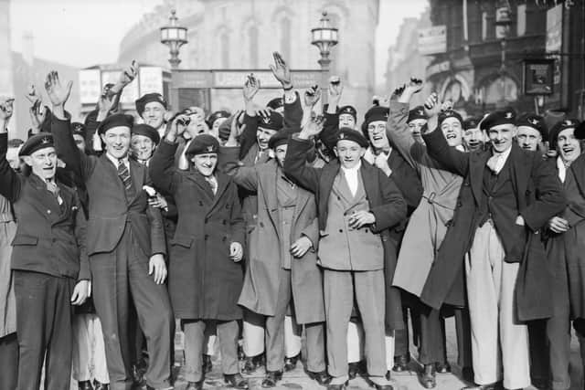April 1929:  Supporters arrive in London for the FA Cup final between Bolton Wanderers and Portsmouth at Wembley. Bolton Wanderers Football Club won 2-0.  (Photo by Fox Photos/Getty Images)